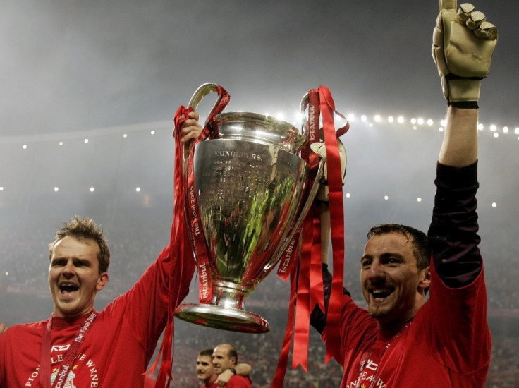 Liverpool&#039;s Jerzy Dudek and German midfielder Dietmar Hamann hold the trophy