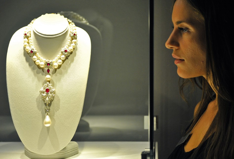 Elizabeth Taylors Jewels Up For Auction At Christies Photos 6335