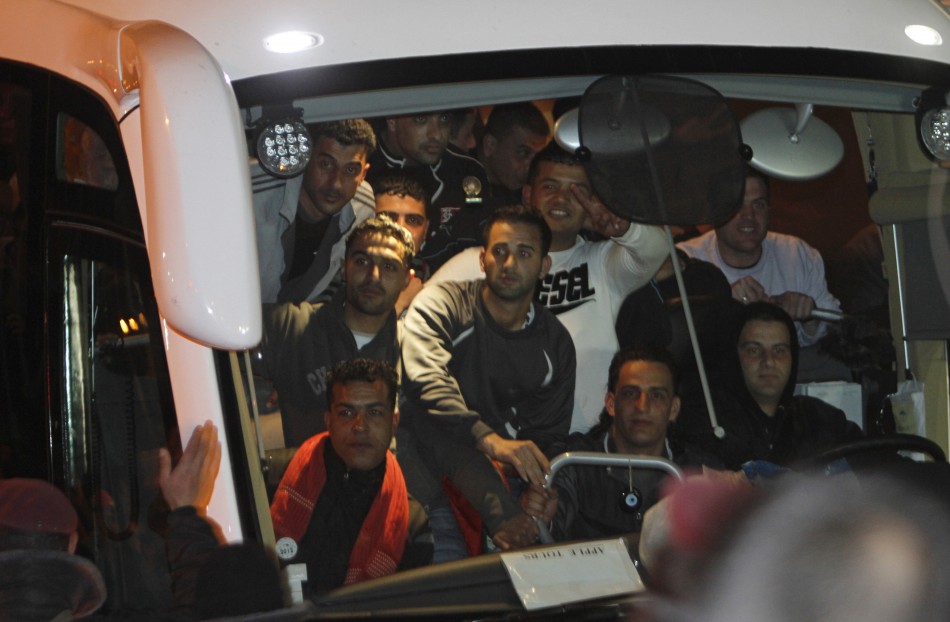 Bus carrying prisioners arrive at Ramallah