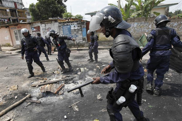 Riot police dismantle a roadblock in Democratic Republic of Congo&#039;s capital Kinshasa