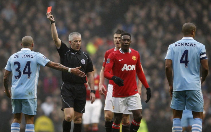 Manchester City&#039;s Vincent Kompany (R) is shown a red card by referee Chris Foy