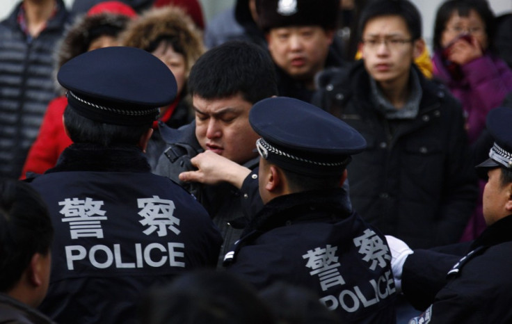 The unruly crowd in front of Sanlitun stores in Beijing