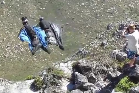 Base jumpers Table Mountain screen grab