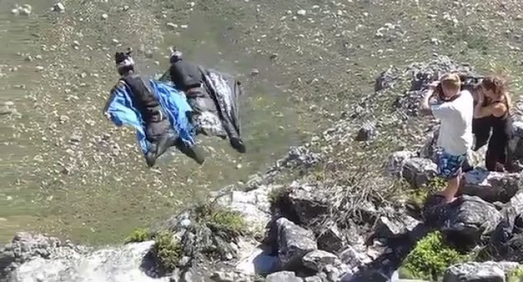 Base jumpers Table Mountain screen grab