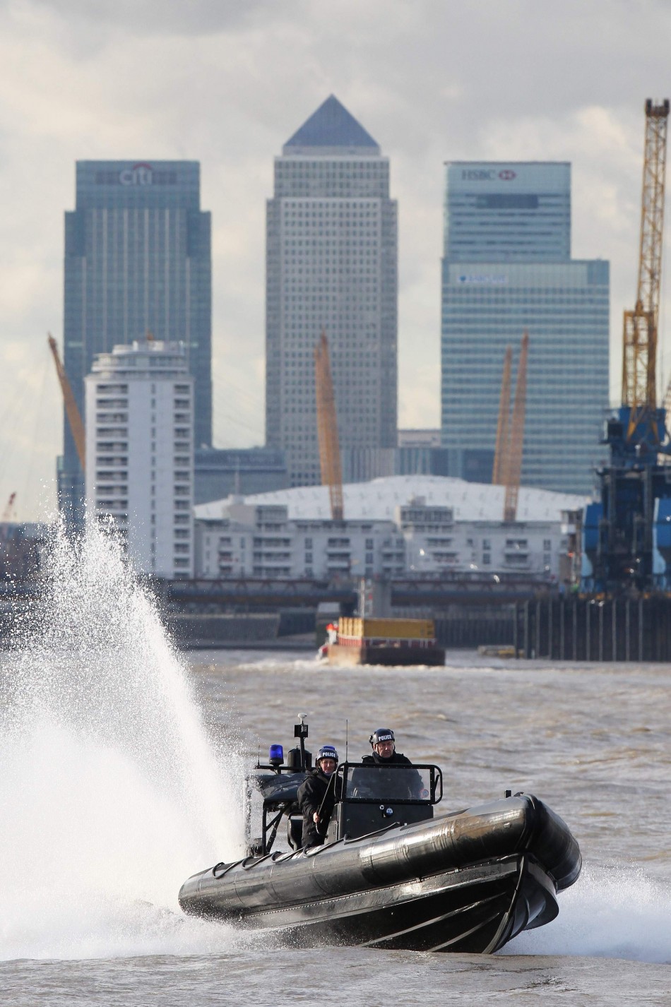 Met Police speed down the Thames