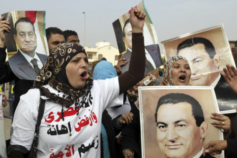 Supporters of Egypt&#039;s former President Hosni Mubarak shout slogans outside the police academy in Cairo