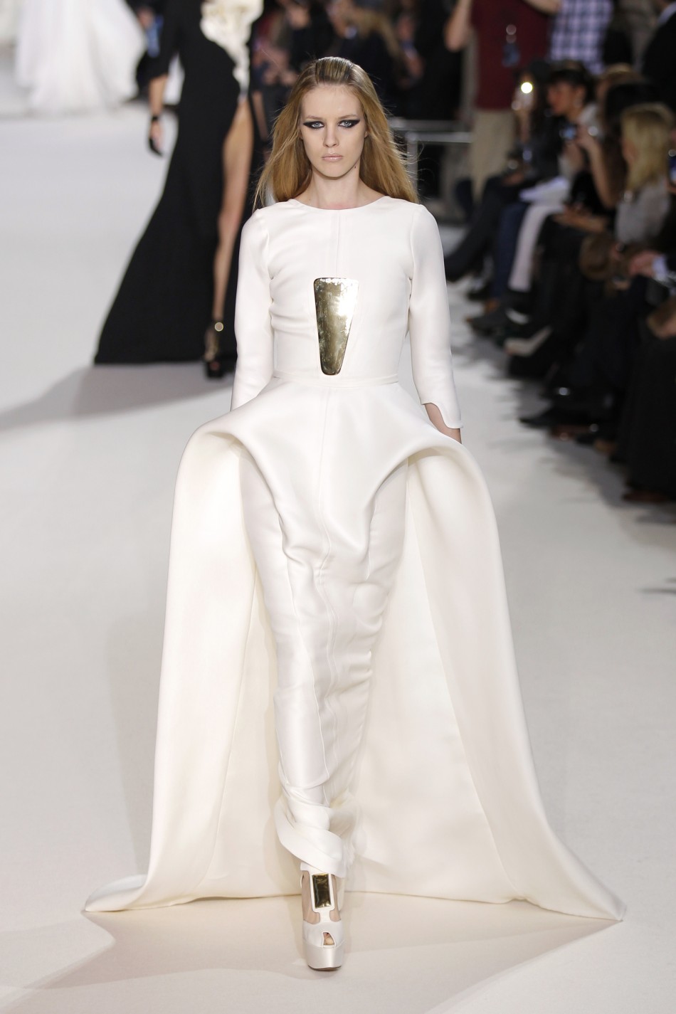 Paris Fashion Week: 50 Kg Dress for Stéphane Rolland's Couture Show ...