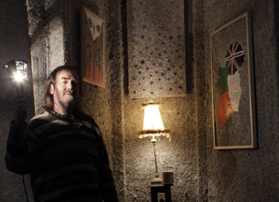 Irish Artist Builds Home from 1.4bn Worth of Shredded Notes Irish Artist Builds Home from 1.4bn Worth of Shredded Notes
