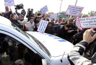 Palestinian protesters surround vehicle in convoy transporting UN Secretary-General Ban Ki-moon