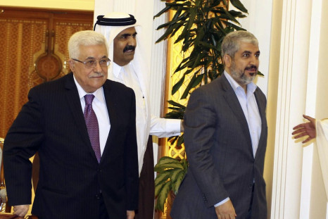 Palestinian President Abbas and Hamas leader Meshaal on either side of Qatar&#039;s Emir Sheikh Hamad arrive to sign an agreement in Doha