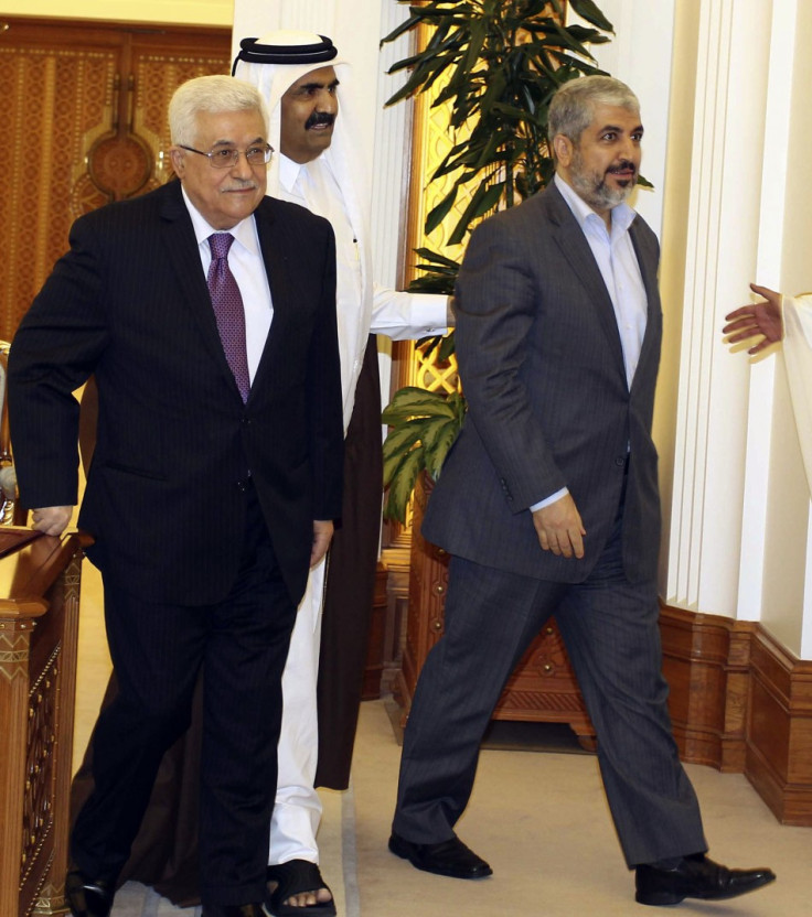 Palestinian President Abbas and Hamas leader Meshaal on either side of Qatar&#039;s Emir Sheikh Hamad arrive to sign an agreement in Doha