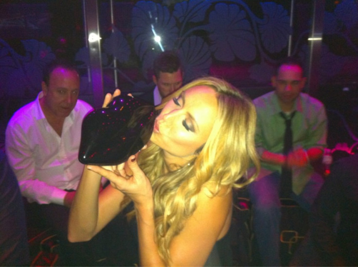 Stacy Keibler with her lip-shaped clutch