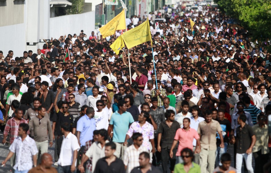 Supporters of ousted Maldivian PresidentNasheed march towards the police headquarters during a protest in Male