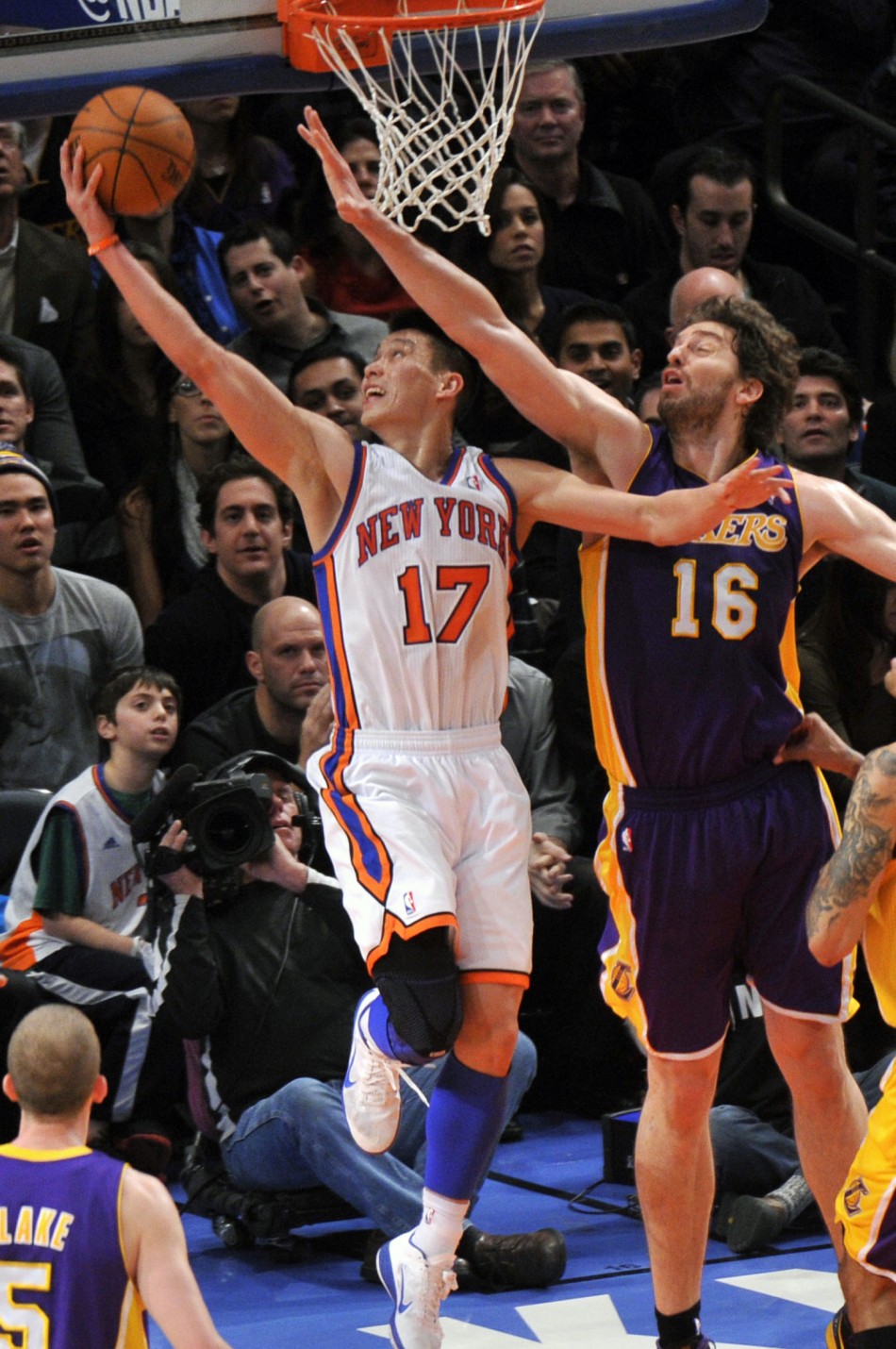 New York Knicks Jeremy Lin makes layup past Los Angeles Lakers Pau Gasol in NBA game in New York