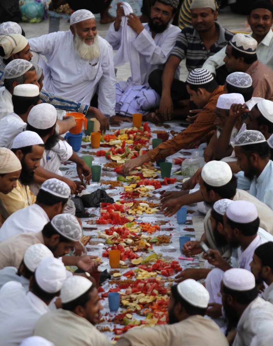 Ramadan Etiquette: A Guide For Non-Muslims For The Holy Month Of ...