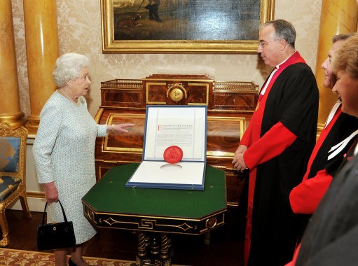 Queen Elizabeth II with the Dean of Westminster Abbey Dr John Hall