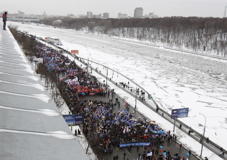 Procession held by Frunzenskaya quay on Moscow River in support of Putin