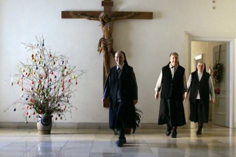 British Christians face some problems expressing their faith in UK, but are not persecuted, according to report