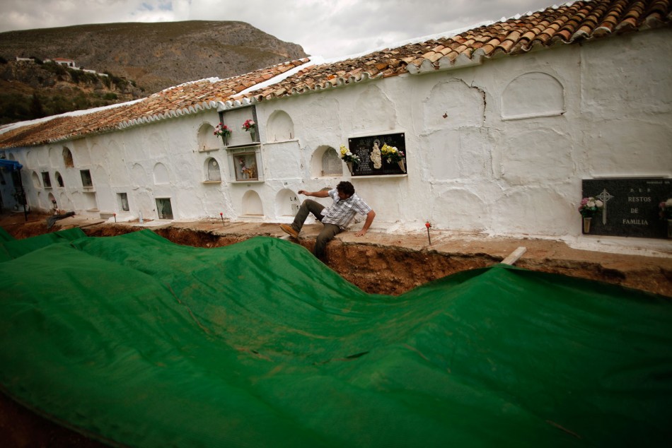 Mass Grave During Spanish Civil War Discovered in Teba Cemetery [PHOTOS]