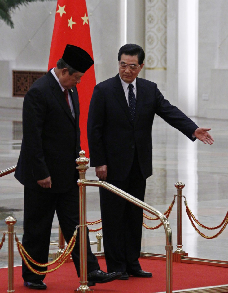 China&#039;s President Hu Jintao gestures to his Indonesian counterpart Susilo Bambang Yudhoyono during an official welcoming ceremony in Beijing