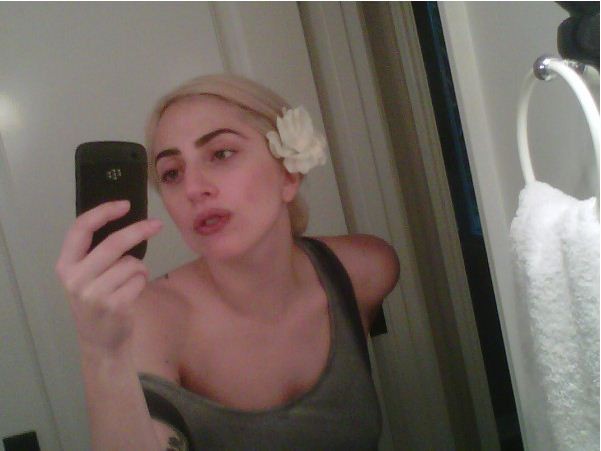 Lady Gaga posted make up free picture on Twitter