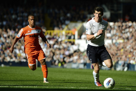 Tottenham Hotspur&#039;s Gareth Bale runs away from Swansea City&#039;s Scott Sinclair during their English Premier League soccer match in London
