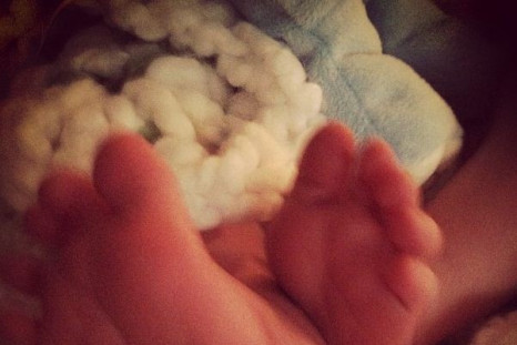 Hilary Duff tweets a picture of her baby&#039;s feet with a message,&quot;My favorite little feet&quot;