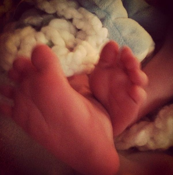 Hilary Duff tweets a picture of her baby&#039;s feet with a message,&quot;My favorite little feet&quot;