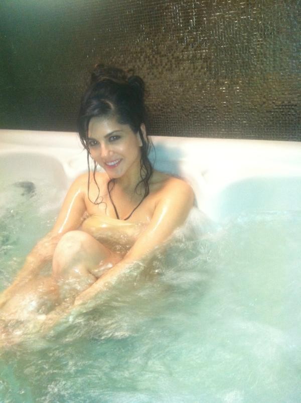 Sunny Sunny Sunny Sunny Katrina Kapoor Sunny Naked - Porn Star Sunny Leone Tweets from Day 1 on 'Jism 2' Sets [PHOTOS] | IBTimes  UK