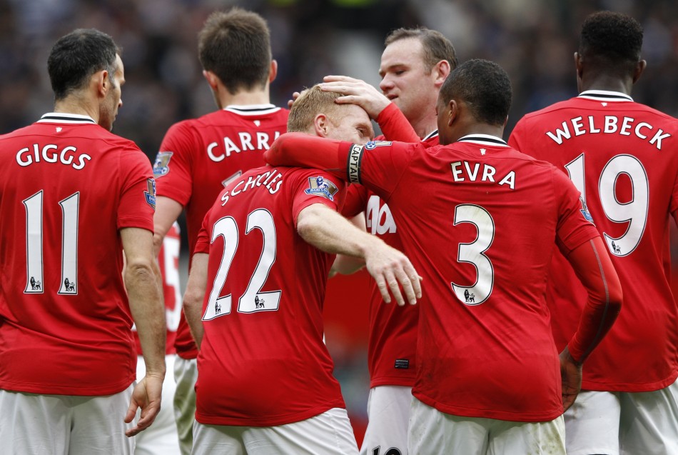 Manchester United039s Scholes celebrates his goal against Queens Park Rangers with teammates during their English Premier League soccer match in Manchester