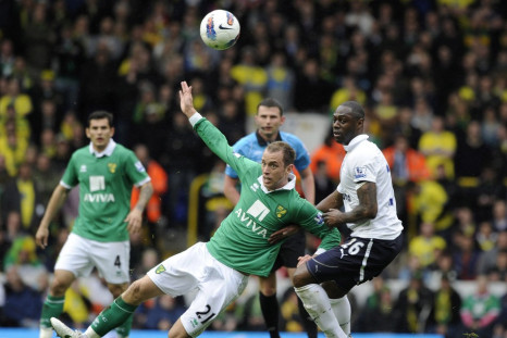 Tottenham Hotspur&#039;s Ledley King (R) challenges Norwich City&#039;s Aaron Wilbraham during their English Premier League soccer match at White Hart Lane in London