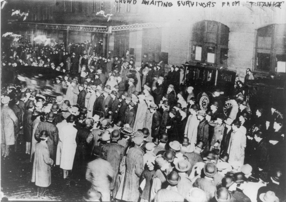 Crowd in New York awaiting survivors from Titanic to arrive aboard the Carpathia following the sinking of the Titanic