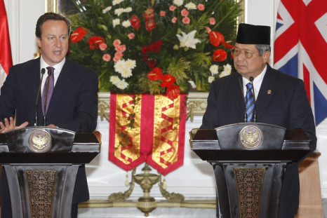 Britain&#039;s Prime Minister Cameron and Indonesian President Yudhoyono give a news conference after their meeting at Merdeka Palace in Jakarta