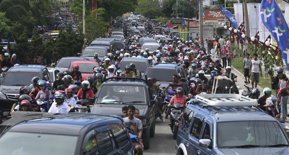 Road congestion in Banda Aceh following evacuation warning