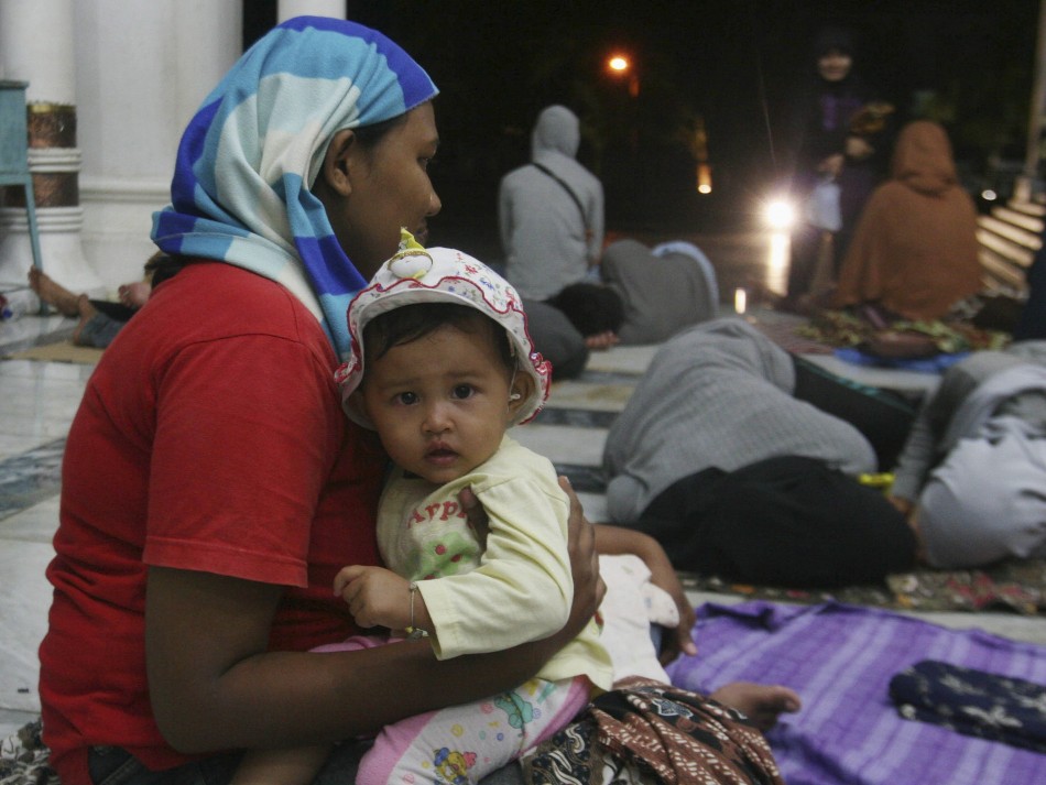 Residents of Banda Aceh take shelter in Baiturrahman Mosque after twin earthquakes struck off Indonesian coast