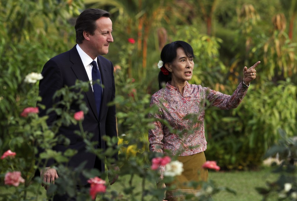 Prime Minister David Cameron met with pro-democracy and opposition leader, Suu Kyi and called on sanctions against Burma to be suspended.