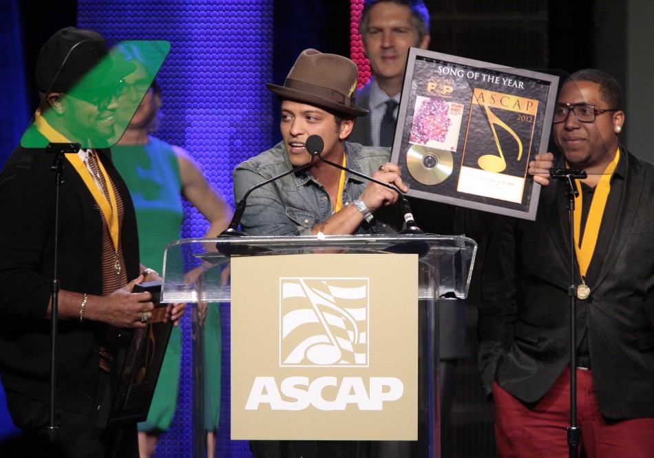 Singer-songwriter Mars accepts the award for Song of the Year for quotJust the Way You Arequot with co-writers Kalb and Lawrence at the ASCAP Pop Music Awards in Hollywood