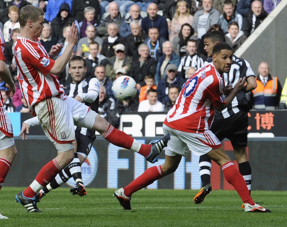 Newcastle United039s Cabaye shoots to score against Stoke City during their English Premier League soccer match in Newcastle