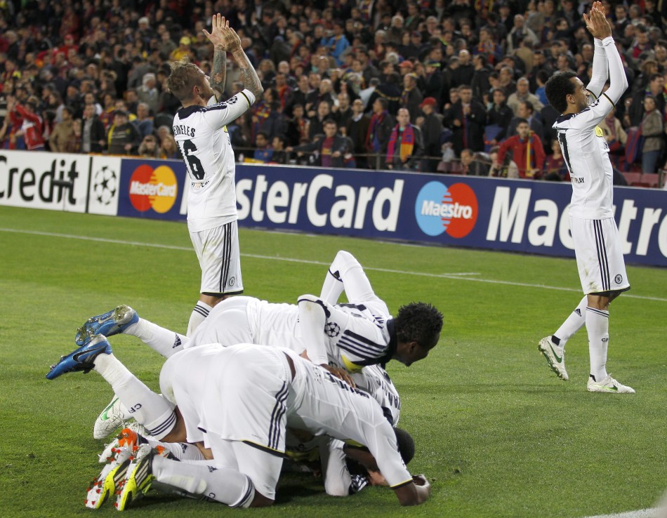 Chelseas players celebrate after Fernando Torres scored