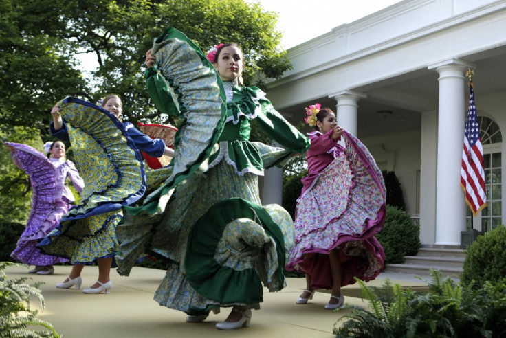 Dancers from Ballet Folklorico Mexicano de Georgetown perform at a Cinco de Mayo reception at the White House in Washington, May 3, 2012. REUTERS/Yuri Gripas