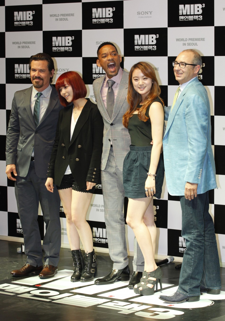 Cast members Will Smith and Josh Brolin pose together with director Barry Sonnenfeld and K-pop girl group, quotWonder Girlsquot members Sunye and Hyerim in Seoul