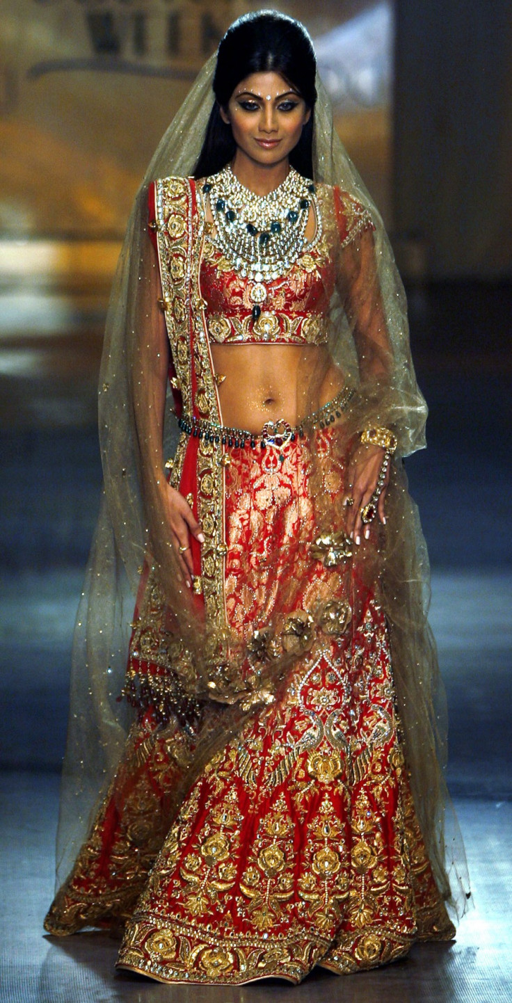 Bollywood actress Shilpa Shetty displays a creation by Indian designer Tarun Tahiliani on the fifth-day of India Couture Week in Mumbai September 20, 2008. REUTERS/Punit Paranjpe