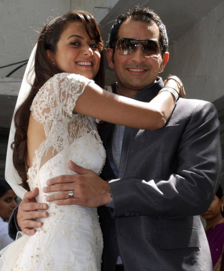 Bollywood actress Amrita Arora (L) and Shakeel Ladak pose for a picture after their wedding at a restaurant in Mumbai March 4, 2009. REUTERS/Manav Manglani