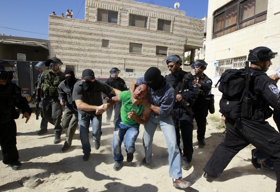 Up top four Palestinian suspected of throwing stones were in East Jerusalem A Palestinian suspected of throwing stones in detained by undercover Israeli police officers in Issawiya