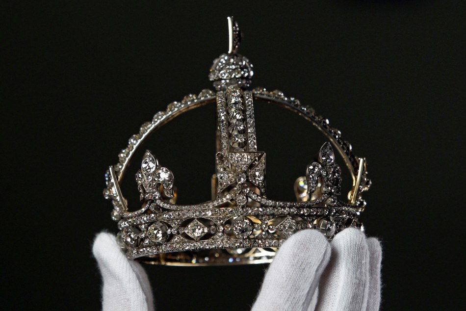 Queen Elizabeths Exclusive Diamond Jewelry Collection to be displayed