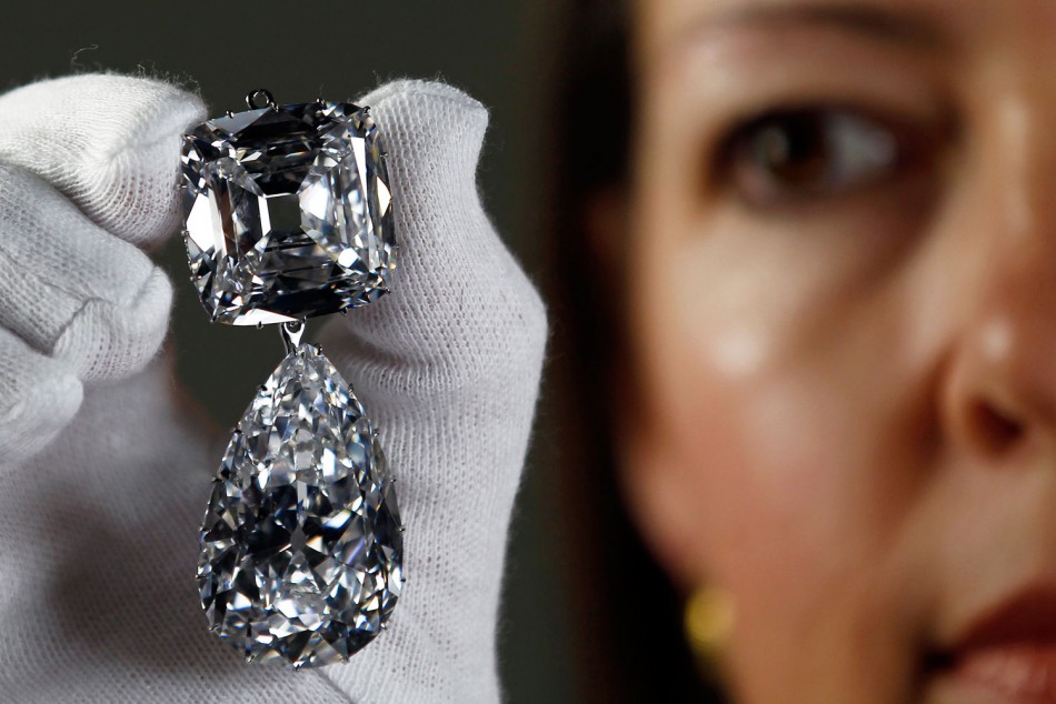 Queen Elizabeths Exclusive Diamond Jewelry Collection to be displayed
