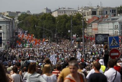 Tens of thousands rally in Moscow to protest against Putin's rule