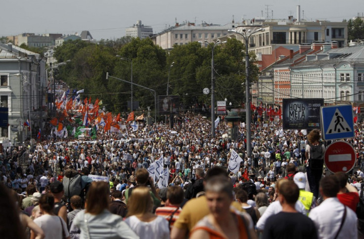 Tens of thousands rally in Moscow to protest against Putin's rule