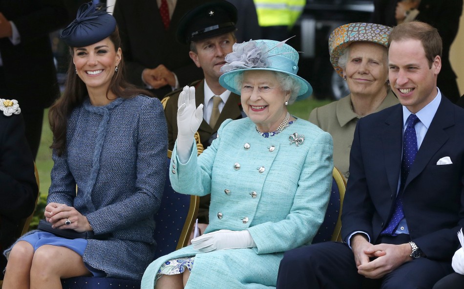Diamond Jubilee: William and Kate Join the Queen in Nottingham [VIDEO ...
