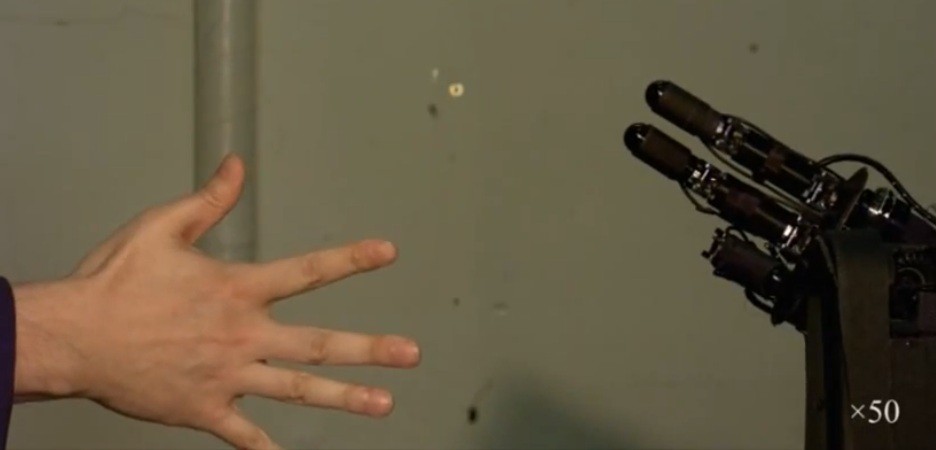 The rock, paper, scissor robot can never be beaten at the game. (Ishikawa Oku Laboratory ) The rock, paper, scissor robot can never be beaten at the game. (Ishikawa Oku Laboratory )